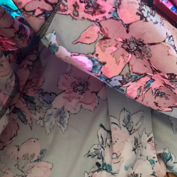 CHARLOTTE RUSSE HIGH WAISTED FLORAL MINI SKIRT - Picture 7 of 8